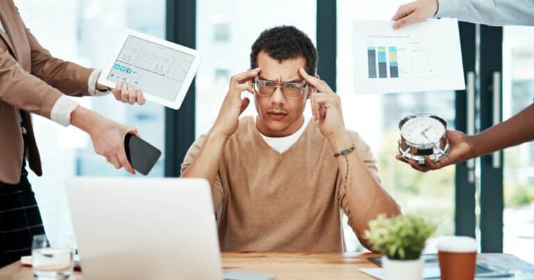 Señales de agotamiento laboral y qué hacer para revertirlo, según expertos