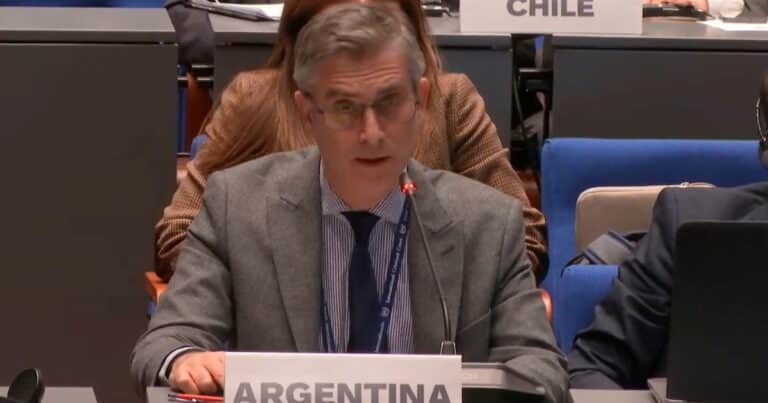El gobierno de Milei exigió en La Haya que se activen las órdenes de captura contra Maduro y el chavismo lo acusó de “falso defensor de los derechos humanos”