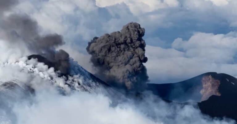 Nueva erupción del volcán Etna: el momento en que un esquiador escapa de un escenario impresionante