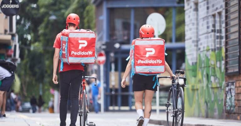 Definen un régimen especial para los repartidores de plataformas: son prestadores de servicios, sin relación laboral