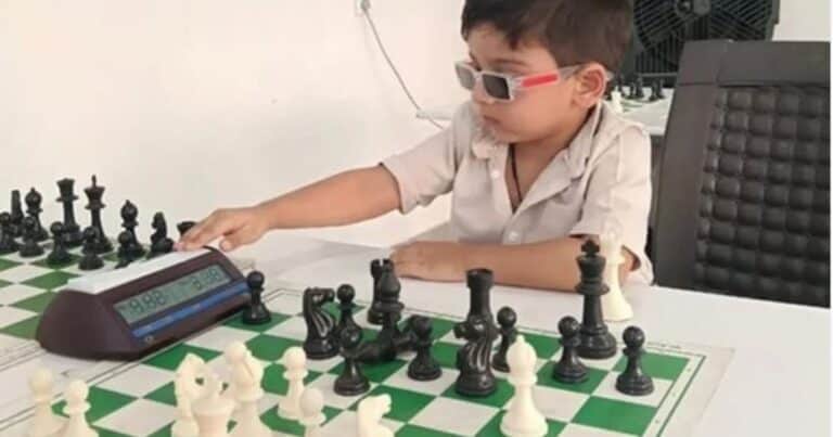 Tiene 3 años y ya figura en los récords de la Federación Internacional como el jugador de ajedrez más joven del mundo