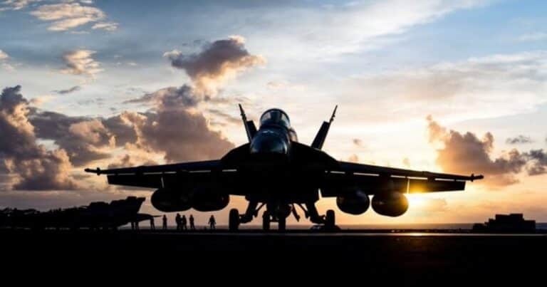 Cómo son los aviones de combate F-18 de Estados Unidos que sobrevolaron Venezuela