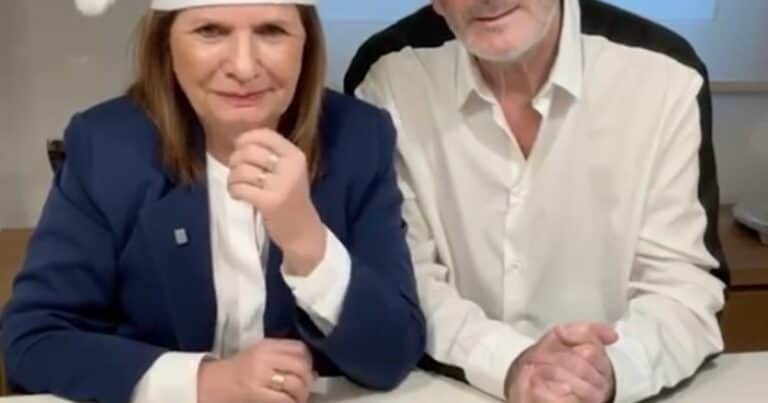 Gorrito de Navidad, un turrón y promoción de una obra de teatro: el video de Patricia Bullrich y su marido por Navidad