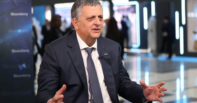 YPF busca US$ 12.500 millones entre 200 bancos y un reemplazante para Shell en el proyecto de GNL