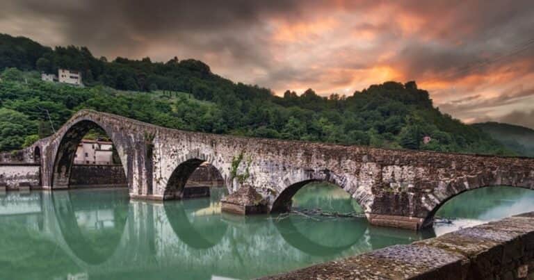 El puente levantado hace 1000 años que dicen fue construido por el diablo