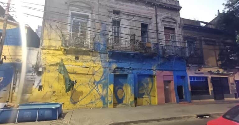 Dos hombres hicieron un agujero en la pared e intentaron usurpar una casa en La Boca: uno de ellos tiene antecedentes