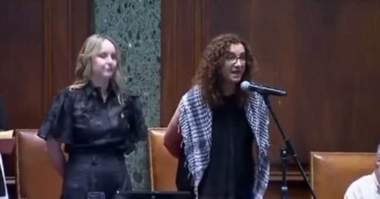 Jura porteña: Waldo Wolff le dio la espalda a una diputada que defendió a Palestina y Pitu Salvatierra juró por una radio K