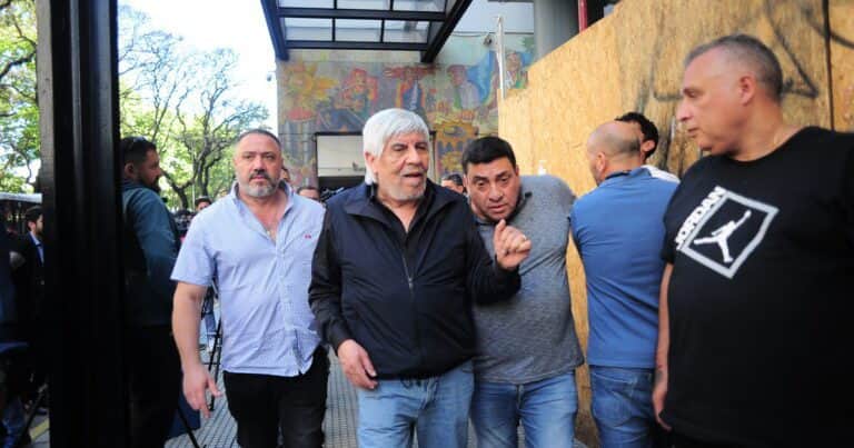 Jaqueado por las deudas, Moyano toma una decisión desesperada: poner en venta el sanatorio Antártida