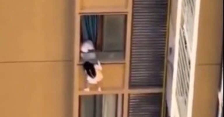 Una insólita huida que pudo ser trágica: quiso evitar a la esposa de su amante, escapó por la cornisa de un piso 13 y casi cae al vacío