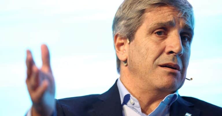 Caputo negó que el nuevo esquema de bandas acelere la suba del dólar y explicó su plan para acumular reservas en 2026