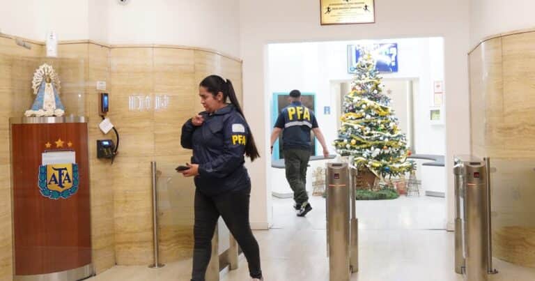 Los allanamientos al fútbol: vinculaciones con la financiera cercana a «Chiqui» Tapia, contratos mezclados entre clubes y donaciones inexplicables