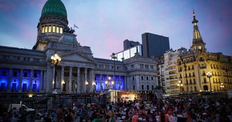 «Ninguna familia sin Navidad»: militantes de Juan Grabois organizaron una cena para más de 4000 personas en situación de calle frente al Congreso