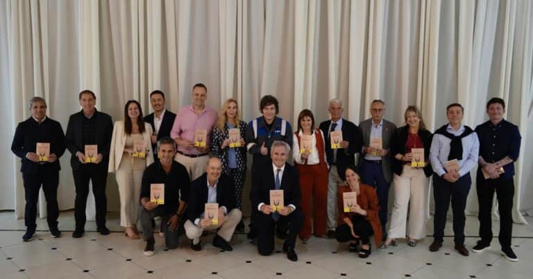 Trabajo infantil, narcos y proxenetas: las propuestas más polémicas del libro que Javier Milei les regaló a sus ministros
