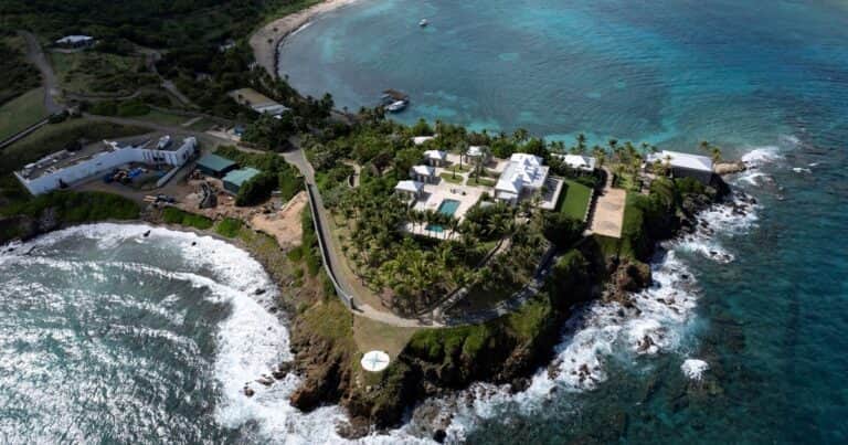 Qué decían los mensajes escritos en la mansión de Jeffrey Epstein: las 6 palabras de la pizarra y la «habitación de las máscaras»