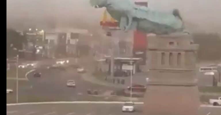 Se derrumbó una Estatua de la Libertad de 35 metros en Brasil: el video de la caída