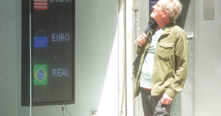 El dólar cerró en $ 1.480 y la incógnita es qué efecto tendrá la demanda de pesos en la previa de las vacaciones