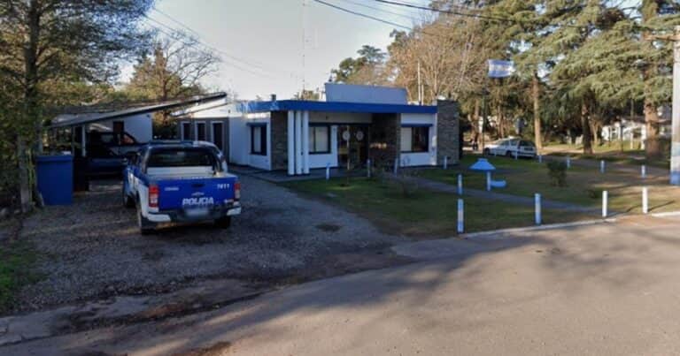 Encontraron muerta a una joven debajo de su cama e investigan a su madre como principal sospechosa
