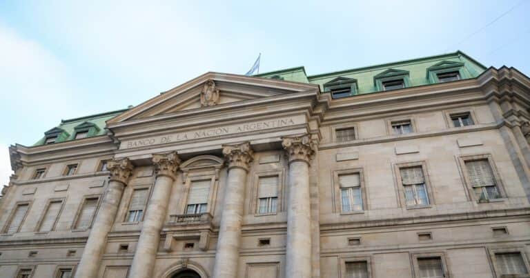 Maniobras con el dólar durante el cepo K: ordenan cinco allanamientos a funcionarios y un operativo en el Banco Central