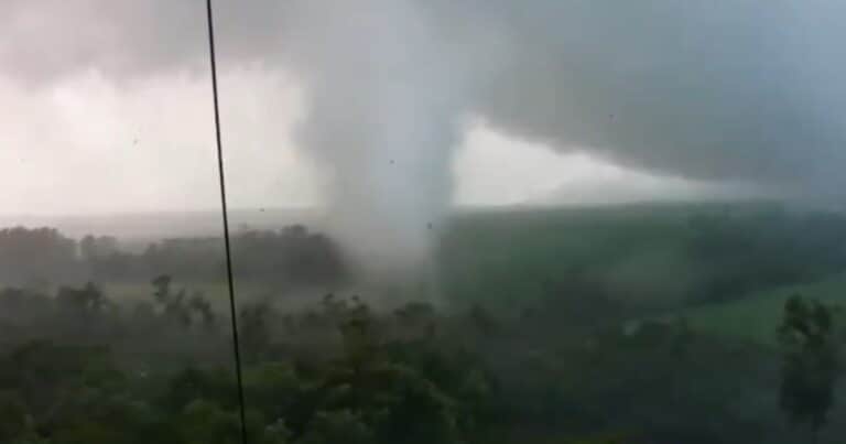 Las impresionantes imágenes de un tornado «F1» que se formó inesperadamente en Paraguay