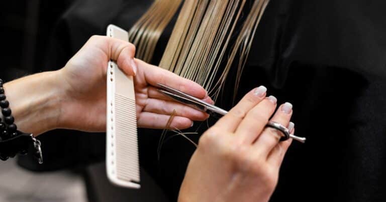 Calendario lunar de diciembre 2025: los mejores días para cortar el cabello según las fases de la Luna