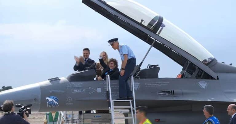 Milei cruzó al kirchnerismo en la presentación de los aviones F-16: «Para ellos, soberanía es una gran villa miseria decorada con banderines»