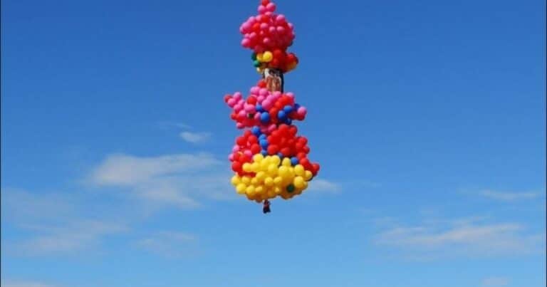 El trágico final del sacerdote que volaba enganchado a 1.000 globos