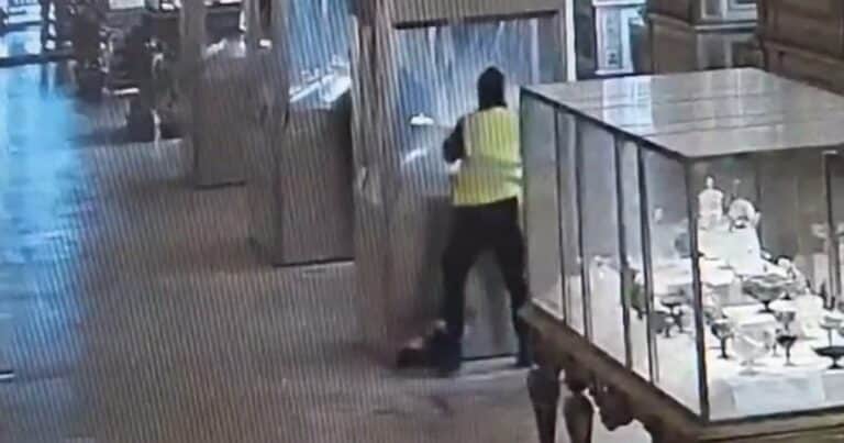 Se conoció el impactante video del robo al Louvre: así se llevaron las joyas millonarias