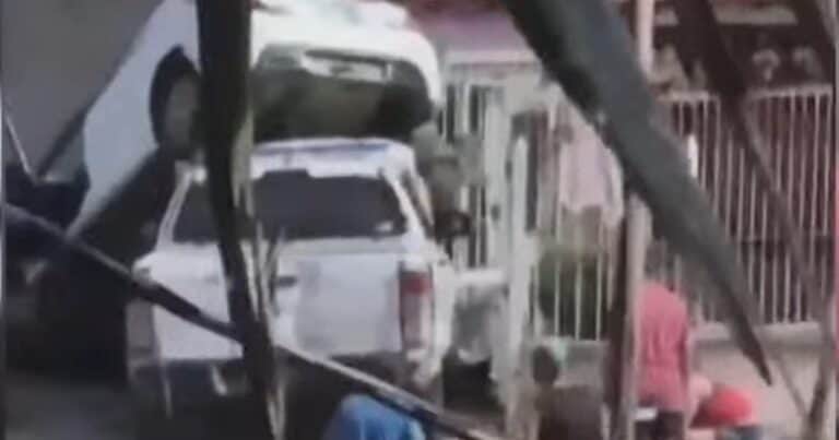 Frenética persecución en La Matanza: se tirotearon con un policía, robaron un auto y terminaron incrustados en una casa junto a un patrullero