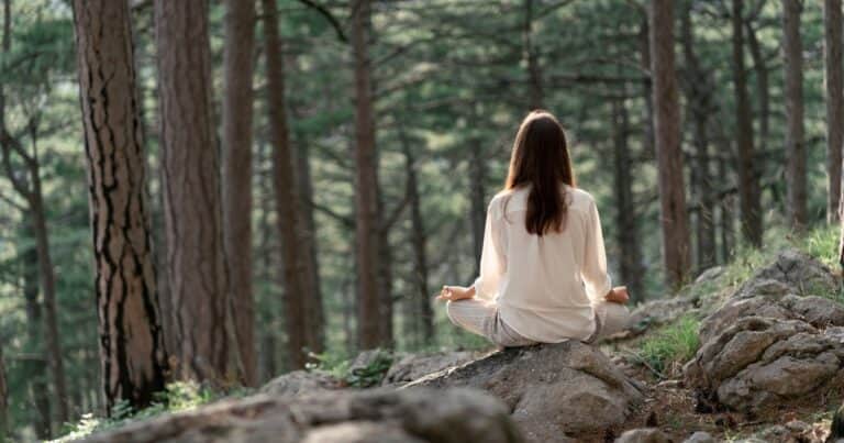 La postura de yoga que alivia el dolor de espalda baja y mejora la digestión
