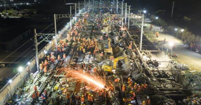 En solo 9 horas y con más de 1.000 obreros, China construyó una estación de tren