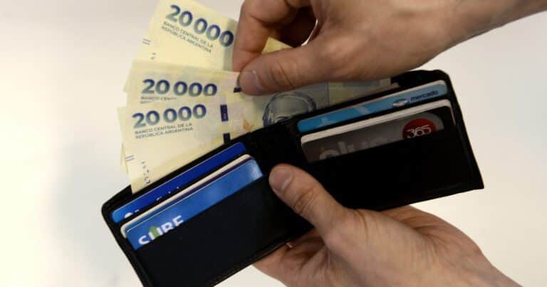 Inflación y salarios: 8 de cada 10 sienten que el sueldo no alcanza y las vacaciones son uno de los primeros gastos que se recortan