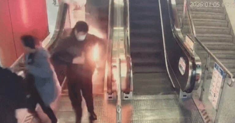 Estaba en una estación y su abrigo se prendió fuego por un cargador portátil: «Nos quedamos atónitos al ver al hombre corriendo»