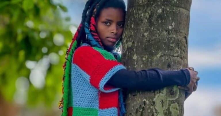 Por amor al planeta abrazó un árbol durante 72 horas seguidas