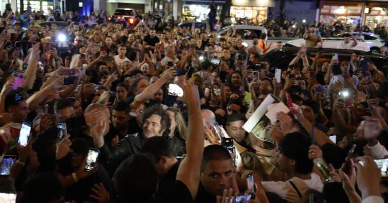 Rodeado por una multitud, Milei recorrió el centro de Mar del Plata y prometió leyes de “un país razonable”