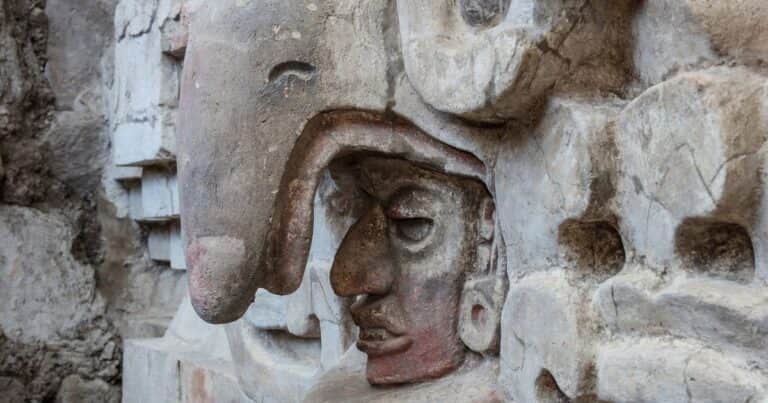 «La gente de las nubes»: los símbolos hallados en la tumba de 1.400 años de antigüedad que reavivan el misterio de la cultura zapoteca