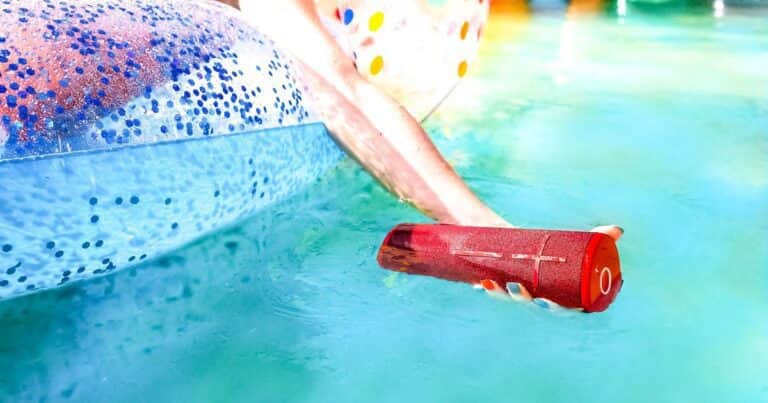 Parlantes resistentes al agua: los mejores para escuchar música en la pileta o llevar de vacaciones