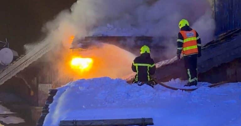 Se incendia un hotel de lujo en los Alpes franceses: más de 250 evacuados, bomberos heridos y el temor a que el fuego se extienda
