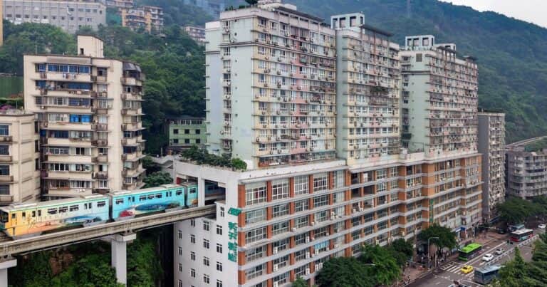 Recorre 100 kilómetros y atraviesa un edificio residencial, así es el tren más extravagante de China