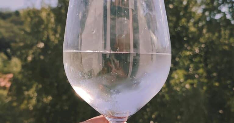 ¿Es peligroso beber agua muy fría cuando hace calor?
