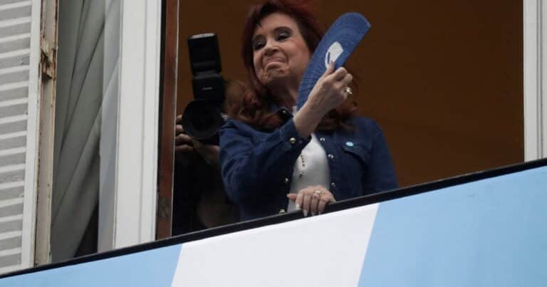 Cristina Kirchner confirmó que murió un militante en el accidente frente a su departamento