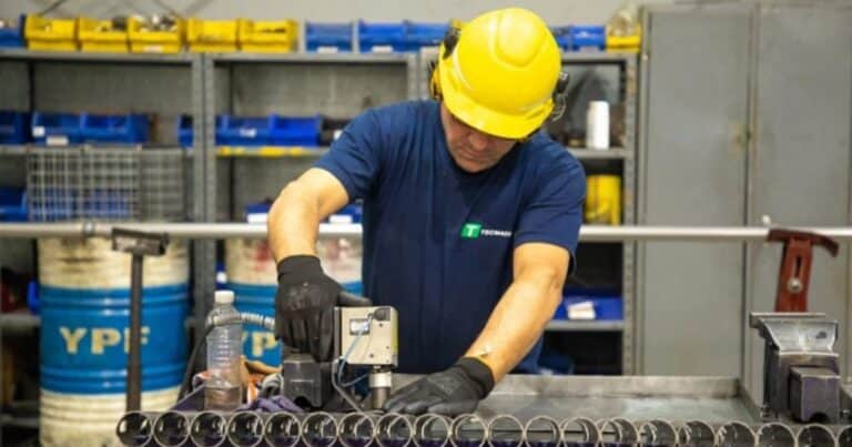 En caída libre, la economía productiva pide un plan