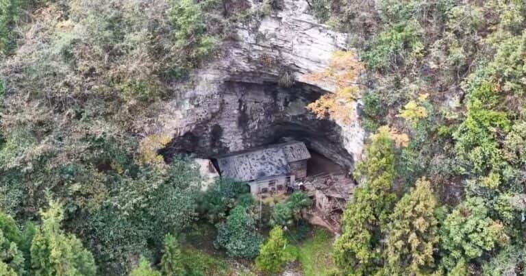 El hombre que vive solo en la entrada de la cueva de una montaña: «Este entorno es agradable»
