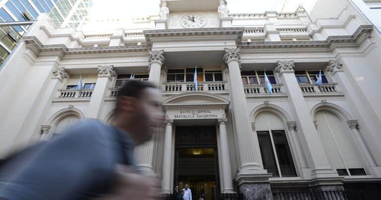 El dólar terminó en baja en la semana en la que el Banco Central compró US$ 218 millones