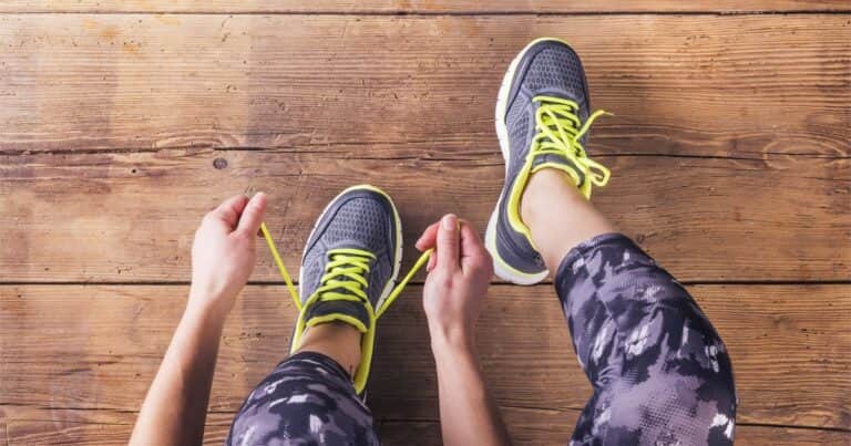 El simple gesto que revela mucho: qué significa sacarse la zapatillas sin desatar los cordones, según la psicología