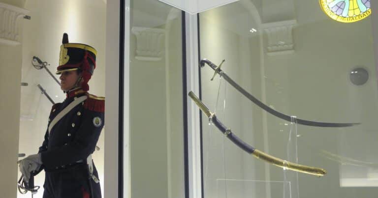 El sable del Libertador: dos increíbles robos y una cápsula de vidrio blindado que lo protege ahora