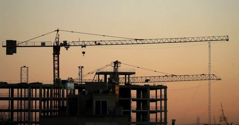 Deuda, dólares, inflación y actividad: el 2026 arranca con cambios en el plan económico y una primera instancia clave