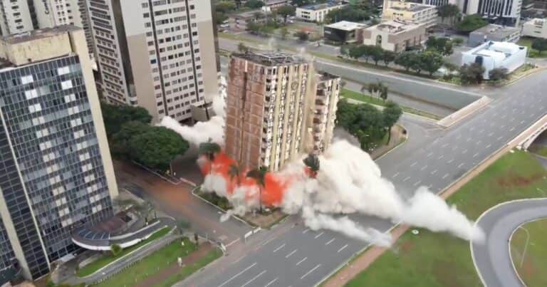 Demolieron en segundos uno de los hoteles más importantes de Brasil