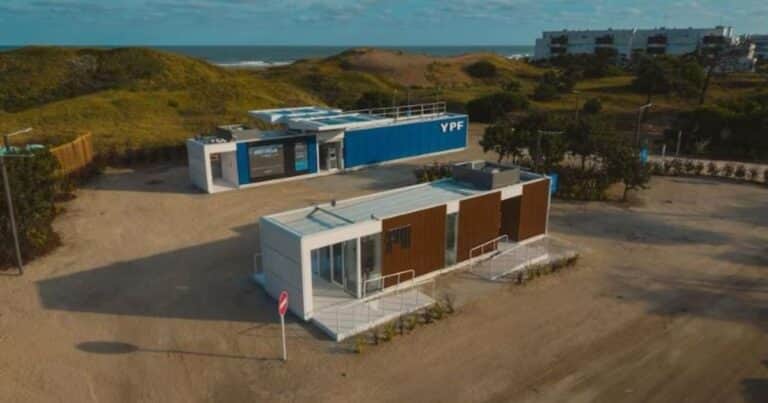 YPF inauguró en la Costa la primera estación de servicio móvil de la Argentina: dónde está y cómo funcionará