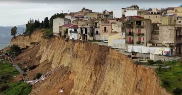 El ciclón Harry dejó a un pueblo de Sicilia al borde de un precipicio: las imágenes que recorren el mundo