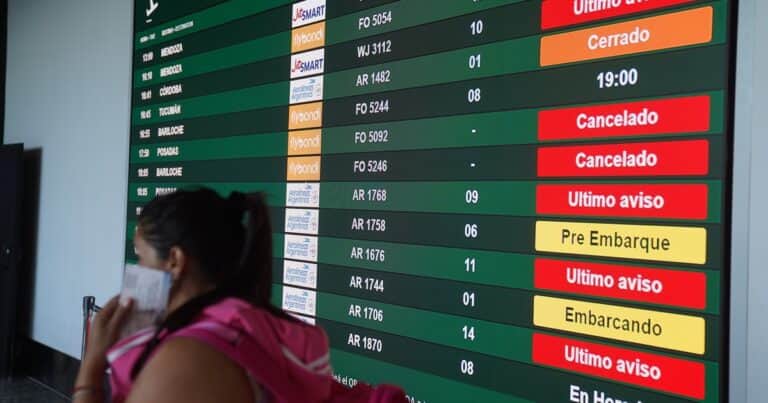 Flybondi canceló 125 vuelos en el arranque de la temporada y afectó a más de 22.000 pasajeros